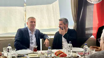 Sahadaki rekabetin ötesinde dostluk mesajı: Başkanlar stada birlikte giriş yaptı