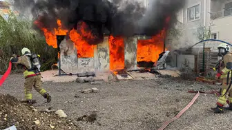 Defne'de geceyi aydınlatan korku dolu anlar: Konteyner küle döndü