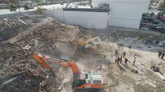 Yıkım sahasında korkutan anlar: Kepçe moloz yığınına gömüldü