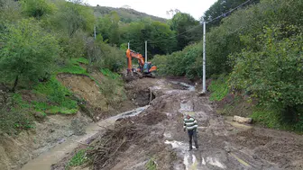 Karasu'da doğa felaketi: Üç köprü sulara teslim oldu