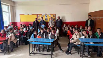Patnos'ta minik yürekleri ısıtan dayanışma: 100 öğrenciye kışlık destek