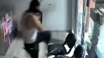 Kaldırım taşıyla çıktığı hırsızlık turunda eli boş dönünce yakayı ele verdi