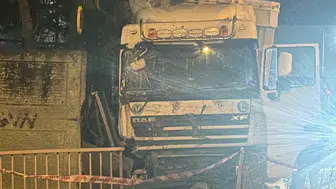 Arnavutköy'de korku dolu anlar: TIR durağa girdi, mucize eseri kimse zarar görmedi