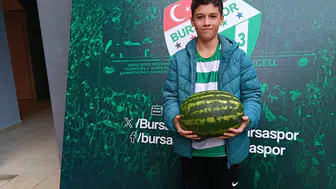 Kaptan istedi Karacabey harekete geçti: Nijeryalı golcünün karpuz aşkı tesisleri şenlendirdi