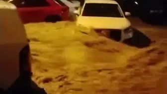 Karasu'da kabus dolu anlar: Park halindeki araçlar sel sularına teslim oldu