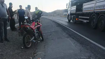 Ozan köyü yolunda motosiklet dehşeti: Sürücü bariyerlere savruldu