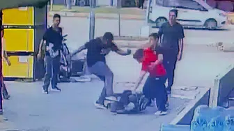 Adana'da dehşet anları: Sokak ortasında akran şiddeti kamerada