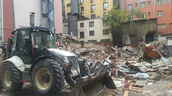Başkentin kalbinde operasyon: Asayişi bozan yapılar yerle bir edildi