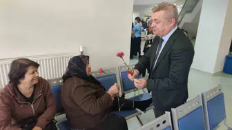 Manisa'da sağlıkta nezaket rüzgarı: Hastalara karanfilli ziyaret