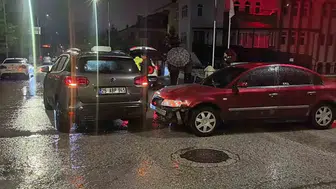 Palandöken'de korkutan kavşak kazası: Bir sürücü hastanelik oldu