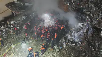 Maltepe'de zamana karşı yarış: Yıkılan binanın enkazında umutlu bekleyiş sürüyor
