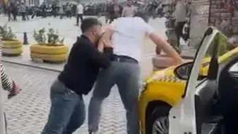 Çemberlitaş Meydanı'nda şok görüntüler: Taksicilerin yolcu kavgası sokağa taştı