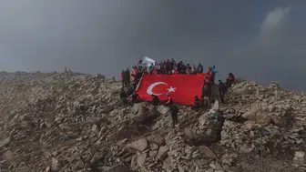 Bingöl'ün kutsal zirvesinde Cumhuriyet nöbeti: Sisli dağda dev bayrak dalgalandı
