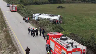 Düzce'de korkutan kaza: Akaryakıt tankeri devrildi, bölgede elektrikler kesildi
