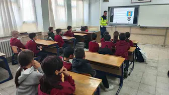 Minik öğrencilere jandarmadan trafik dersi: Geleceğin sürücüleri bilinçleniyor