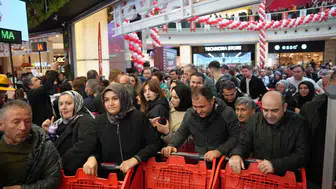 Ataşehir'de sabahın ilk ışıklarıyla başlayan devasa indirim yarışı: Dronla görüntülendi