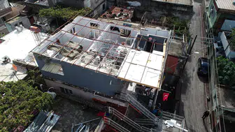 Adana'da dehşet anları: Çatı uçtu, ev sakinleri deprem sanıp paniğe kapıldı