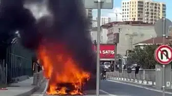 Avcılar'da korku dolu anlar: Seyir halindeki araç bir anda alev topuna döndü
