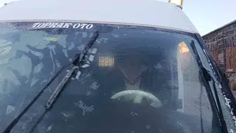 Kars'ta sabah sürprizi: Termometreler eksi 6'yı gösterdi, sürücüler buz kazımaya başladı