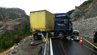 Malatya'da korkutan kaza: Bariyerlerin üzerinde asılı kaldı