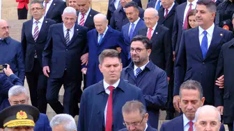 Anıtkabir'de sürpriz yakınlaşma: Bahçeli ve Dervişoğlu'ndan dikkat çeken görüntü
