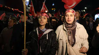 İzmir semalarında Cumhuriyet şöleni: 350 metrelik bayrakla dev yürüyüş