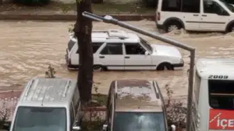 Silifke'de aniden bastıran sağanak hayatı felç etti: Araçlar yolda kaldı