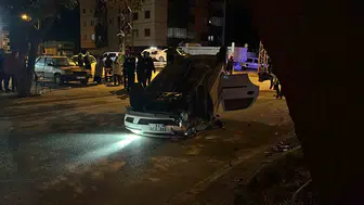 Kavşakta dehşet anları: Çarpışmanın şiddetiyle araç ters döndü