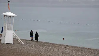 Antalya'da sağanak yağışa inat: Konyaaltı'nda deniz keyfi