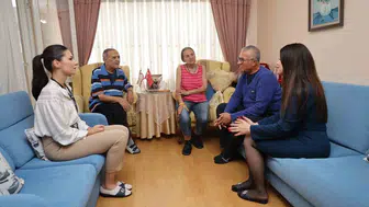 Mersin'de yaşlıların kapısı çalındı: Yalnız değilsiniz mesajı verildi