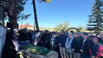 Evladın en zor görevi: Babasının cenaze namazını kıldırdı