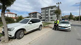 Karaman'da korkutan kaza: Lüks cip kaldırımdaki ağacı kökünden söktü