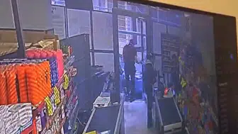 Market çıkışında dehşet anları: Kontrolden çıkan araç yayayı biçti