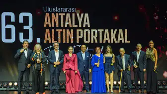 Altın Portakal'da duygusal anlar: Menderes Samancılar ödülünü özgür basına adadı