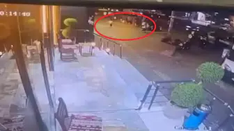 Diyarbakır'da saniyelerle gelen mucize: Kaldırımda yürürken ölümden döndüler