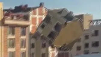 Bayrampaşa'da kentsel dönüşüm yıkımında korku dolu anlar: Bina havada asılı kaldı