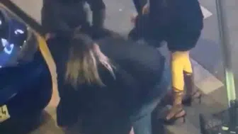 Cumhuriyet Caddesi'nde şoke eden görüntüler: Kadınların kavgası saniye saniye kaydedildi