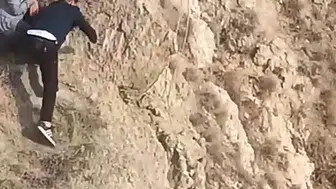 Narman'da nefes kesen operasyon: Kurtlardan kaçan koyunu kementle kurtardılar