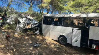 Havalimanı yolunda korkunç kaza: Tur otobüsü şarampole yuvarlandı
