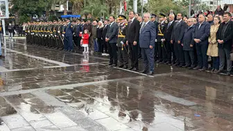 Edremit'te Cumhuriyet coşkusu yağmura rağmen meydanlara taştı
