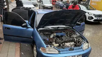 Siirt'te park halindeki araç bir anda alevlere teslim oldu