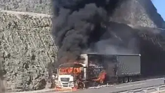 Tarsus otoyolunda kabus dolu anlar: Birbiri ardına alev alan tırlar trafiği felç etti