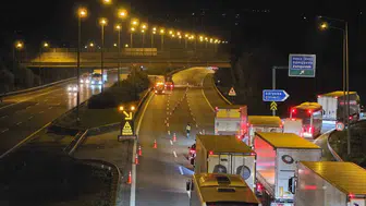 Anadolu Otoyolu'nda tehlikeli kaza: Kimyasal yüklü tır trafiği felç etti