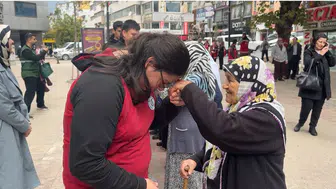 Karabük sokaklarında kuşakları buluşturan anlamlı yürüyüş: Gençlerden büyüklerine vefa