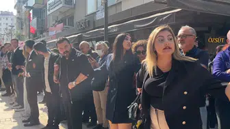 İzmir'deki eylemde şaşırtan manzara: Partililer gazetecilere basın kartı sordu