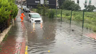Şişli'de aniden bastıran yağış trafiği felç etti: Bir sürücü sular altında kalan yolda çaresiz kaldı