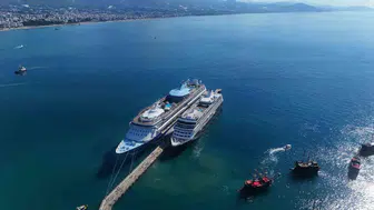 Alanya Limanı'nda dev kruvaziyer hareketliliği: Binlerce turist şehre ayak bastı