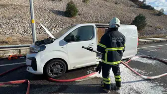 Bilecik yolunda korku dolu anlar: Seyir halindeki araç bir anda alev topuna döndü