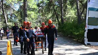 Kurşunlu Şelalesi'nde korku dolu anlar: Kayalık yolda dengesini kaybeden turist metrelerce sürüklendi