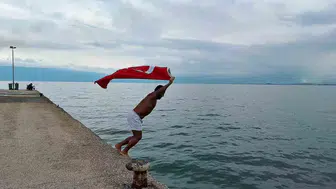 Gemlik'te Cumhuriyet coşkusu: Soğuk sulara bayrakla daldı
